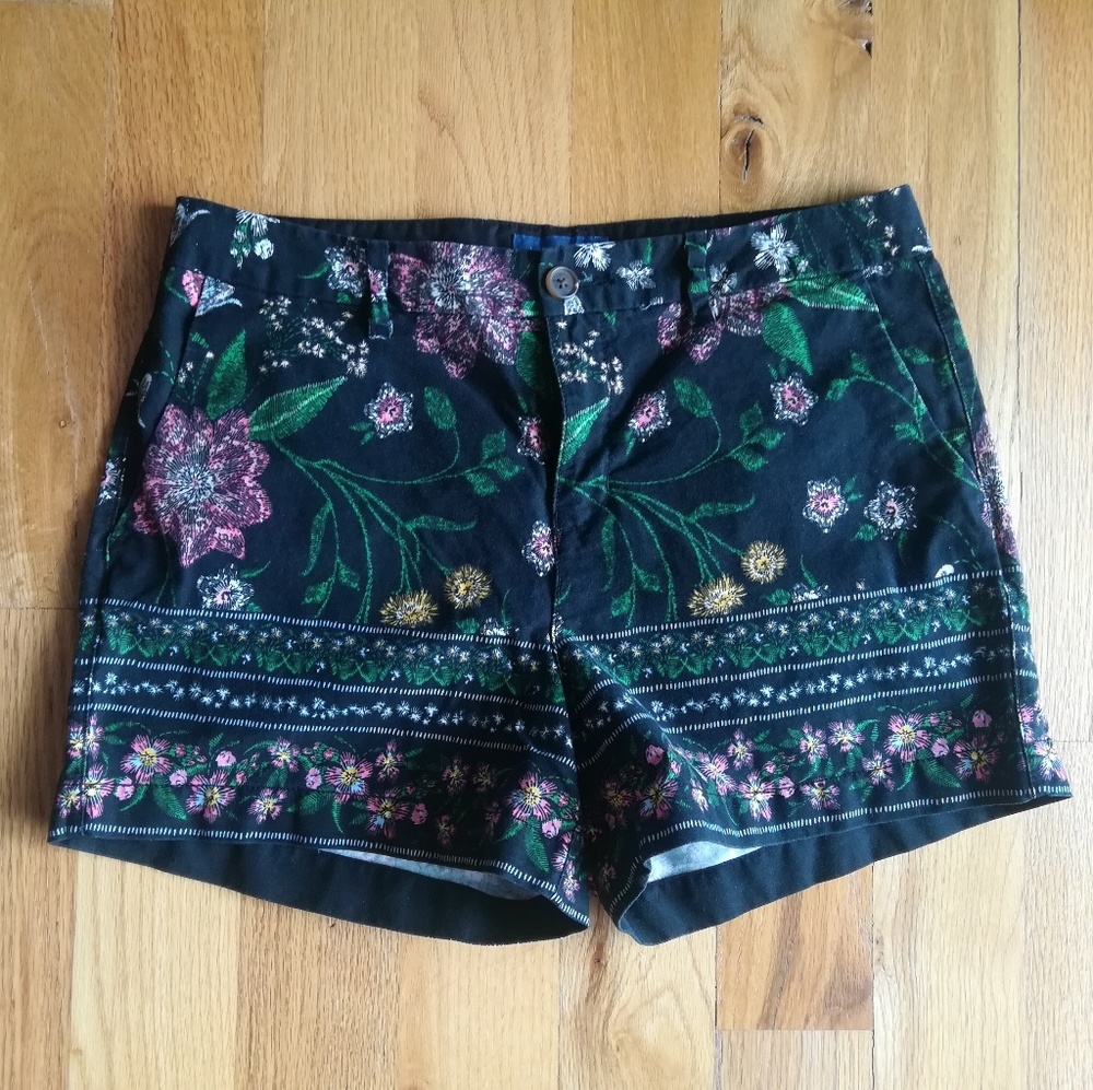 Old Navy shorts, US 8, fits 6!